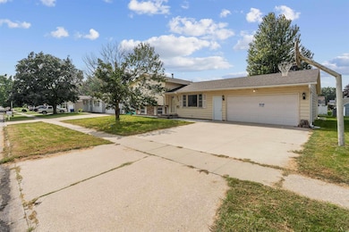 830 Colby Rd, Waterloo, IA 50701 - photo 2