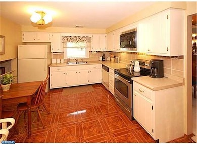 170 Walton Dr, Morrisville, PA 19067 - photo 5