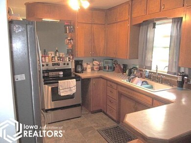 308 S 3rd St, Klemme, IA 50449 - photo 6