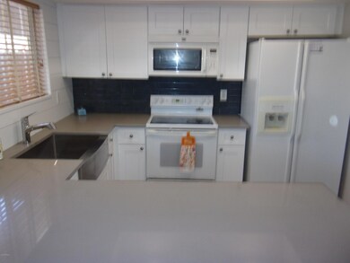 KITCHEN W QUARTZ COUNTER