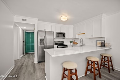 Updated kitchen w/ peninsula seating