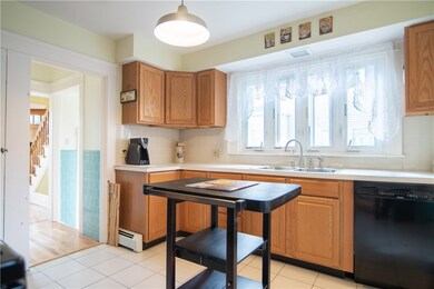 Spacious Kitchen w/Dining Area