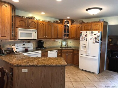 738 Huntingdon Dr, Schenectady, NY 12309 - photo 6