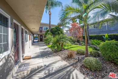 276 S Sierra Madre Blvd, Pasadena, CA 91107 - photo 5