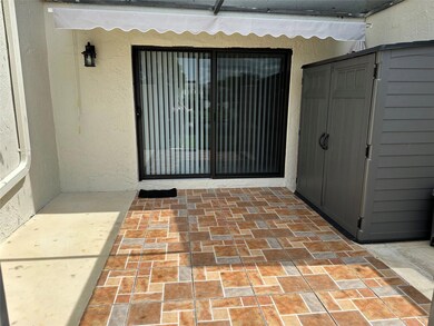 Screened patio w/ retractable awning