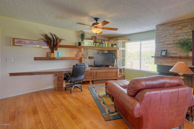 4850 E Desert Cove Ave-large-004-16-Livi