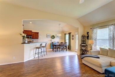 Arched entry to breakfast nook/kitchen