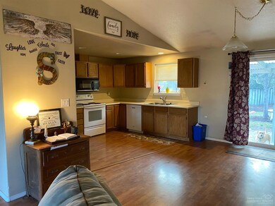 3172 SW Reindeer Ct, Redmond, OR 97756 - photo 4