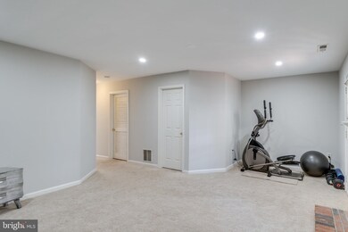 2422 Clover Field Cir, Herndon, VA 20171 - photo 7