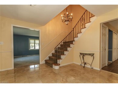 Welcome your guest in this ample foyer.