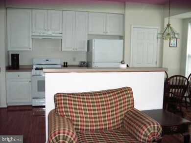 2590 Logan Wood Dr, Herndon, VA 20171 - photo 3