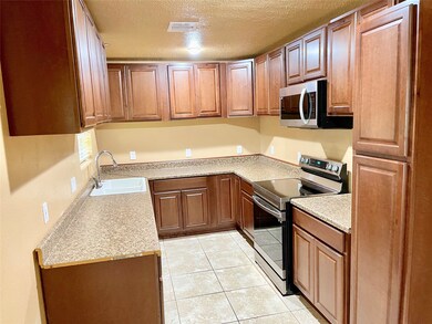 8302 Coastway Ln, Houston, TX 77075 - photo 5