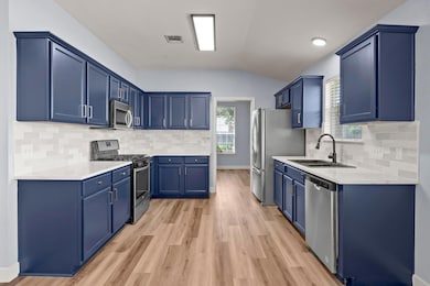 Kitchen with appliances with stainless steel fini