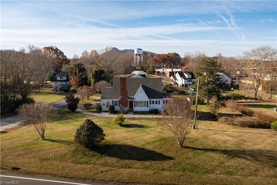 624 E 52 Bypass, Pilot Mountain, NC 27041 - photo 3