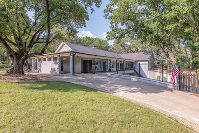 1401 Driftwood Dr, Euless, TX 76040 - photo 3