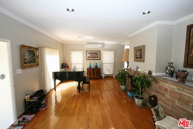 2208 Wellington Rd, Los Angeles, CA 90016 - photo 2
