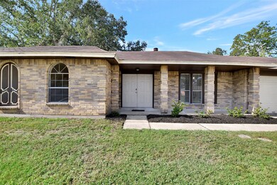 1311 Oak Hollow Dr, Friendswood, TX 77546 - photo 4