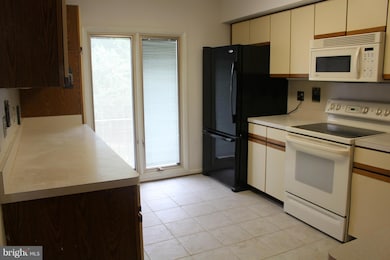 3052 Mission Square Dr, Fairfax, VA 22031 - photo 6