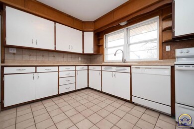 3639 SW Stratford Rd, Topeka, KS 66604 - photo 4