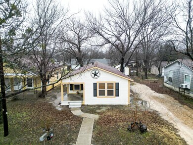 307 Avenue A, Ennis, TX 75119 - photo 2