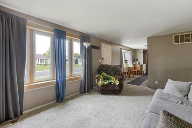 135 Pecos Cir, Carpentersville, IL 60110 - photo 4