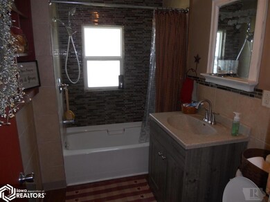 718 S 4th Ave E, Newton, IA 50208 - photo 6