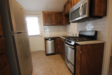 Kitchen with appliances with stainless steel fini