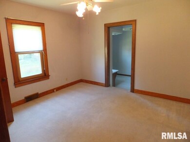 2105 N Myrtle St, Davenport, IA 52804 - photo 5