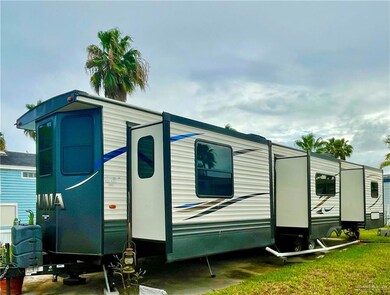 4 SLIDEOUTS, A UNIQUE FEATURE TO THIS 39 FT TRAILER GIVING IT LOTS OF SPACE INSIDE.
