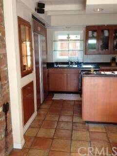 KITCHEN WINDOW, GLASS FRONTED CABINETS, BOSE SPEAK