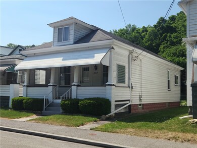 202 Mckinley Ave, Vandergrift, PA 15690 - photo 2