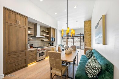 7_Dining-Kitchen_1800x1200_3815849