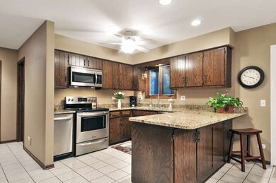 1611 Brestal Ct, Naperville, IL 60565 - photo 4