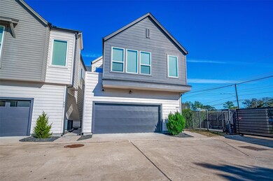 302 Cyclamen St, Houston, TX 77018 - photo 3