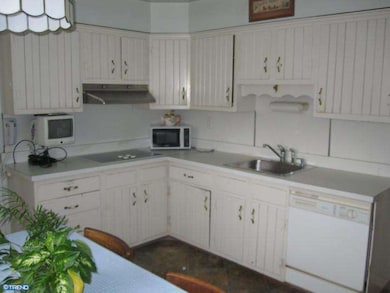 911 Louise Ln, West Chester, PA 19382 - photo 5