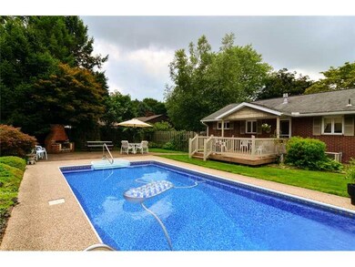Swimming Pool/Hot Tub/Sauna. 28x14 pool with new p