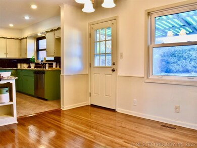 Dinning/ Kitchen 
beautiful granite counter tops