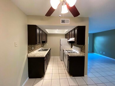 10640 Cuatro Vistas Dr unit B, El Paso, TX 79935 - photo 7