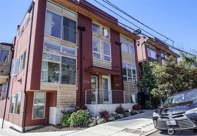 End Unit open to dramatic views of Seattle, Mt Rainier and Elliot Bay