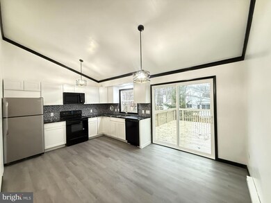 8066 Red Squirrel Dr, Tobyhanna, PA 18466 - photo 3