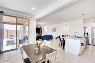 Kitchen & Dining