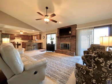 816 SE 42nd Terrace, Topeka, KS 66609 - photo 3