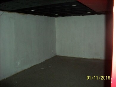 512 E 20th St S, Newton, IA 50208 - photo 3