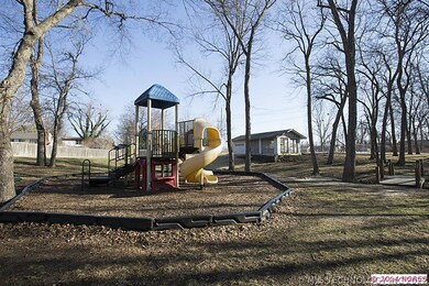 Nearby Community Pool & Park!