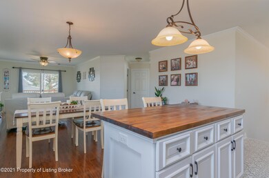 kitchen/dining area.