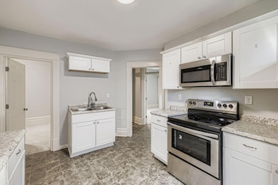 830 University Ave W - Web Quality - 012 - 07 Kitchen.jpg