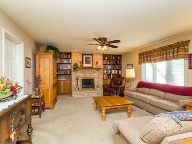 552 S Sunnyside Ave, Elmhurst, IL 60126 - photo 3