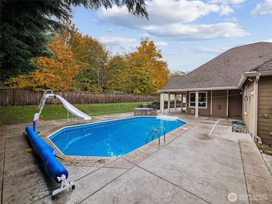 Hot tub and pool to enjoy.