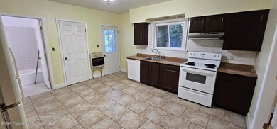 1149 W Locust St unit 1st floor, Scranton, PA 18504 - photo 2