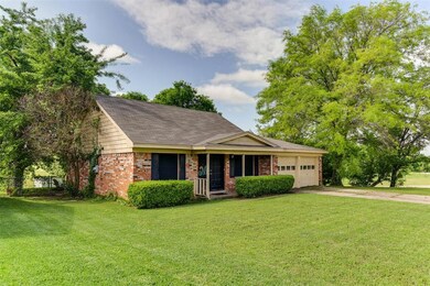 2300 Woodlawn Dr, Ennis, TX 75119 - photo 2